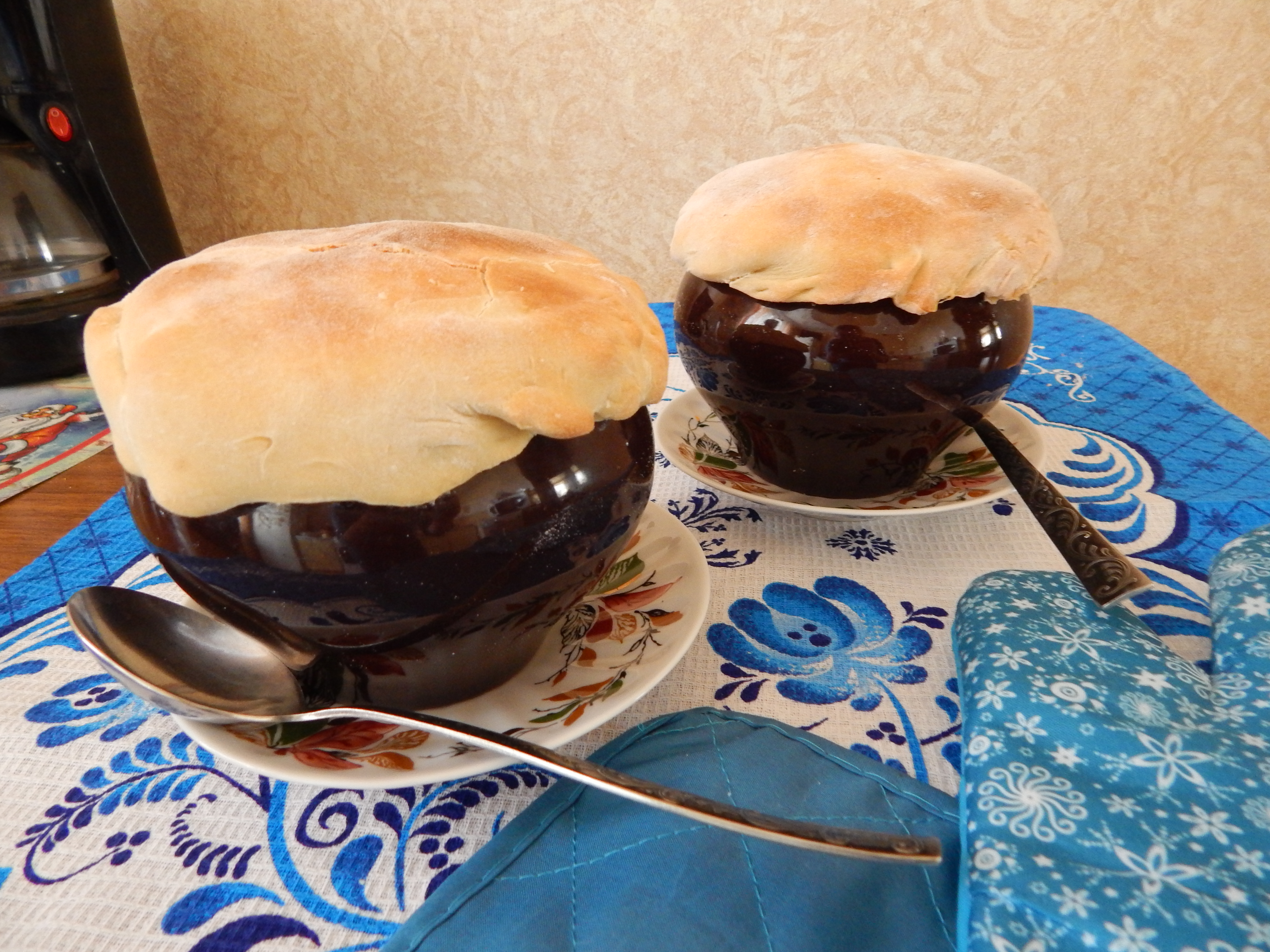 пельмени амур в горшочках с печенью в духовке. мясные пельмени в порционных горшочках вкосном бульоне. пельмени амурские в горшочках с печенью. пельмени амуры в горшочках в духовке. пельмени амуры в горшочках в духовке.